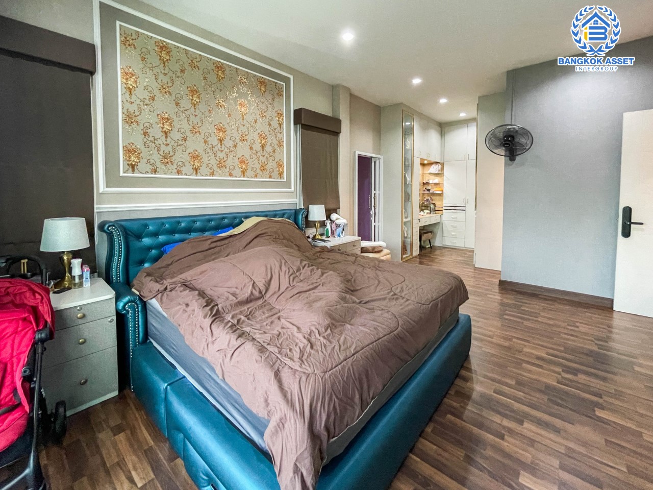 *****บ้านเดี่ยวมือสอง ม. คุณาลัย ซิมโฟนี บ้านกล้วย-ไทรน้อย บ้านสวยพร้อมเข้าอยู่ หลังมุม บนเนื้อที่กว่า 74.9 ตร.ว. พื้นที่ใช้สอยกว้างถึง 250 ตร.ม. ฟังก์ชัน 5 ห้องนอน 4 ห้องน้ำ 2 ที่จอดรถ บนทำเลโซนเมือง เดินทางสะดวกใกล้ร้านอาหาร เชื่อมต่อถนน หลายเส้นทาง ใกล้รถไฟฟ้าสายสีม่วง "สถานีคลองบางไผ่" และเซ็นทรัลเวสต์เกต